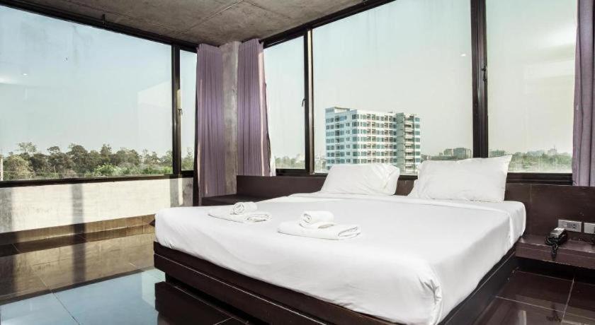 B2 Black Business And Budget Hotel Чиангмай Екстериор снимка
