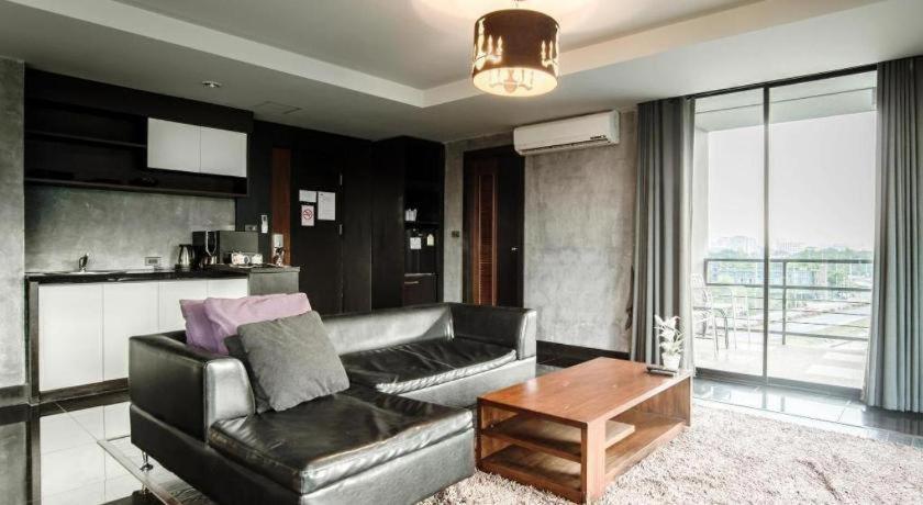 B2 Black Business And Budget Hotel Чиангмай Екстериор снимка
